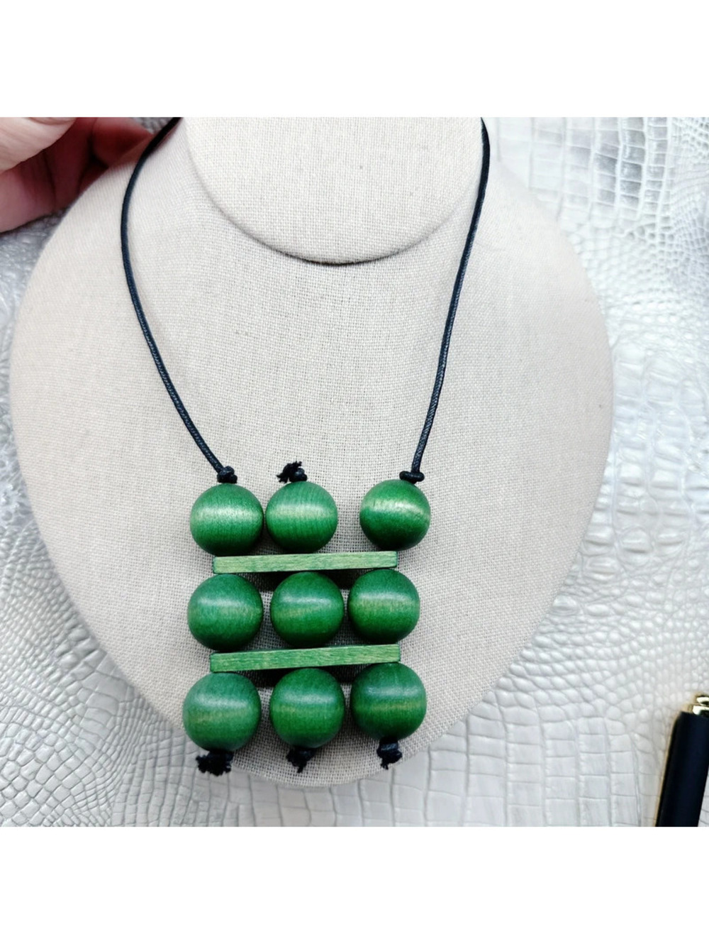 6277mc. Green Wood Adjustable Necklace